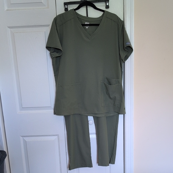 Med couture Scrub Set - Picture 1 of 3